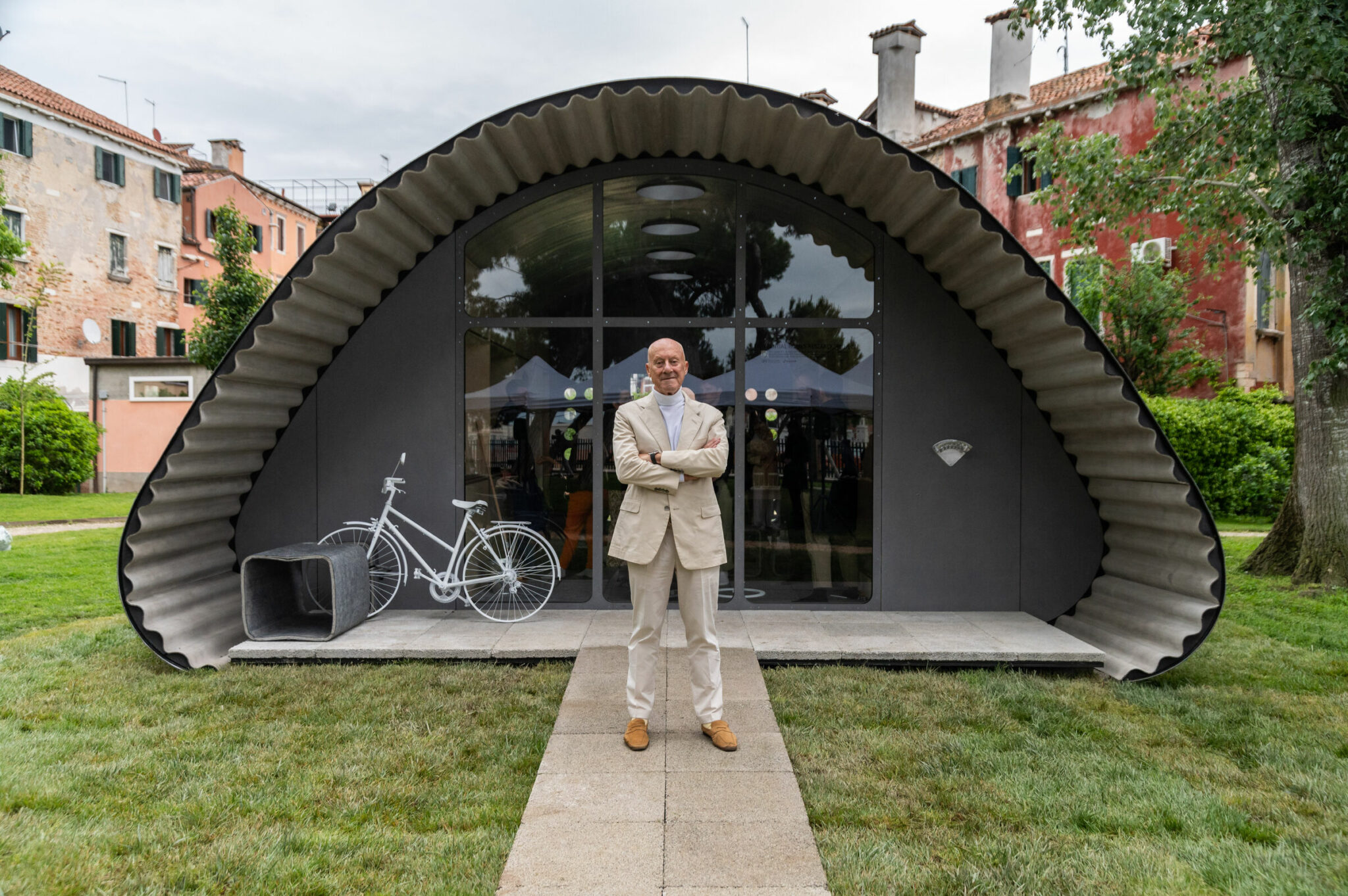 Sir Norman Foster Lancia La Casa Essenziale Per Rifugiati Alla   Essential Homes Norman Foster  2048x1363 